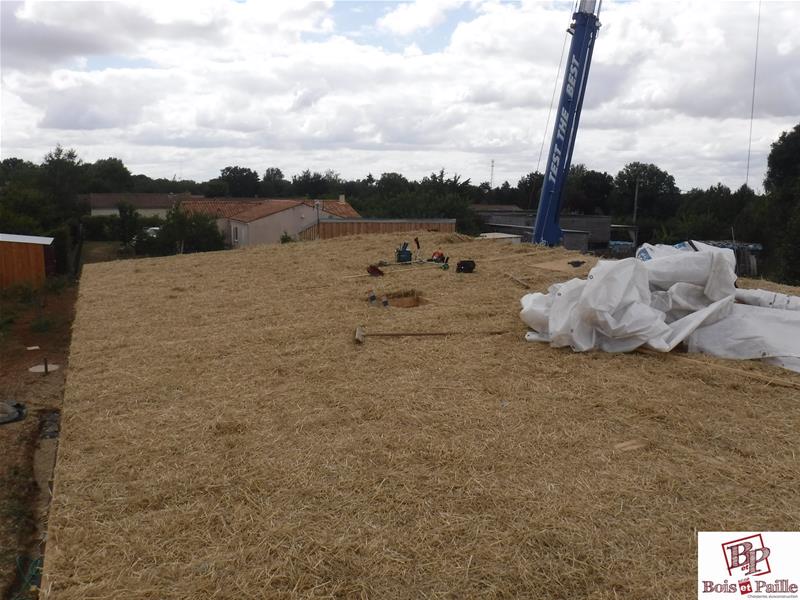 Maison ossature et toiture isolée en paille à Melle (79)